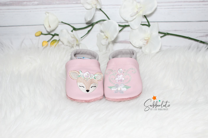 Boho-Reh-Puschen mit Blume *Pastell*