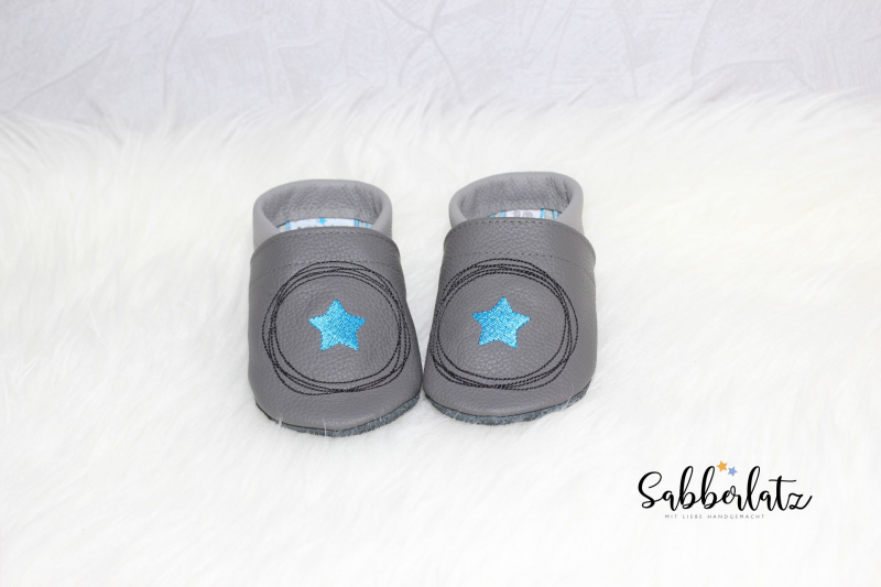 Lederpuschen mit Stern im Kreis