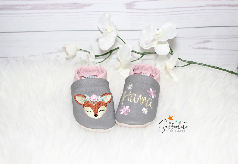 Boho-Reh-Puschen mit Blume