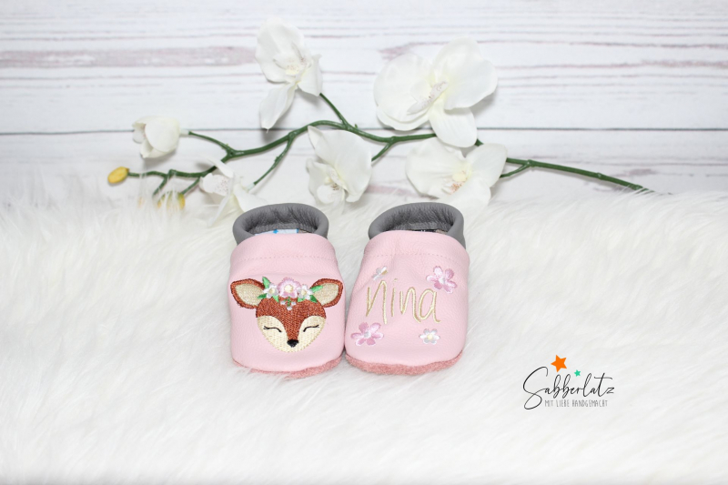 Boho-Reh-Puschen mit Blume