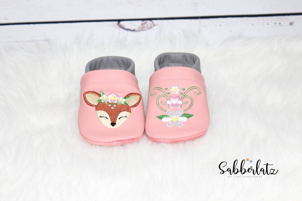 Boho-Reh-Puschen mit Blume