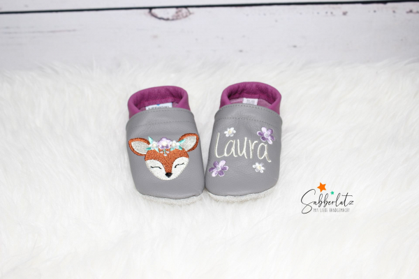 Boho-Reh-Puschen mit Blume