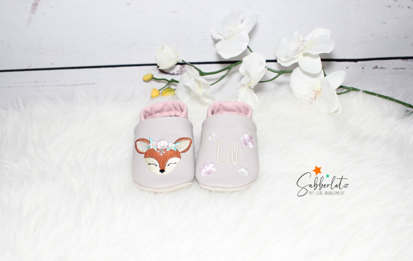 Boho-Reh-Puschen mit Blume