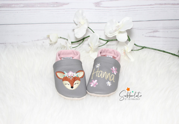 Boho-Reh-Puschen mit Blume