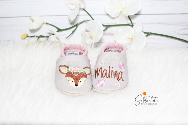 Boho-Reh-Puschen mit Blume