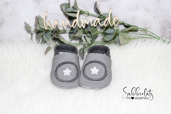 Lederpuschen mit Stern im Kreis