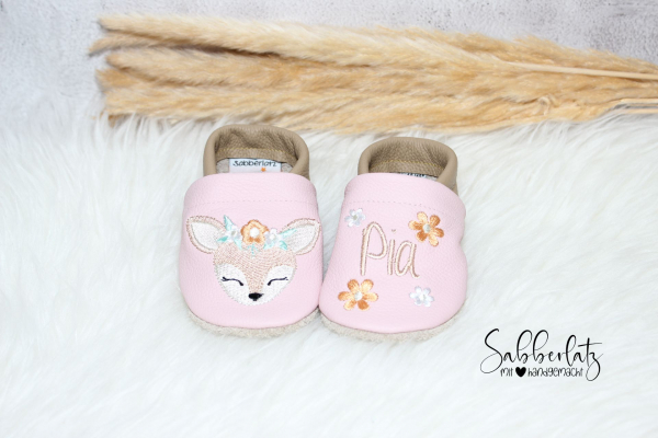 Boho-Reh-Puschen mit Blume *Pastell*