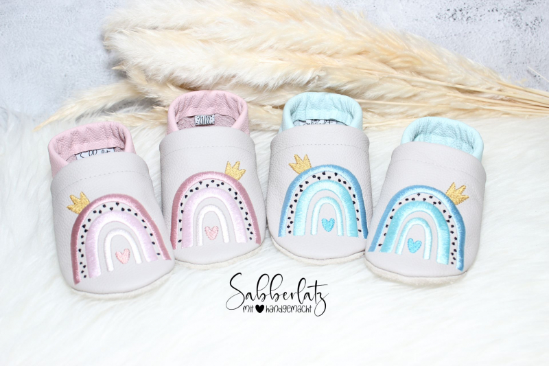 Regenbogen-Puschen mit Krone